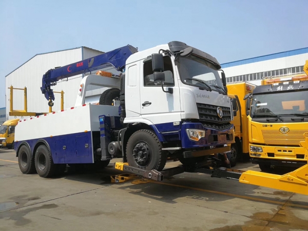 How to check if there is oil leakage in the vehicle