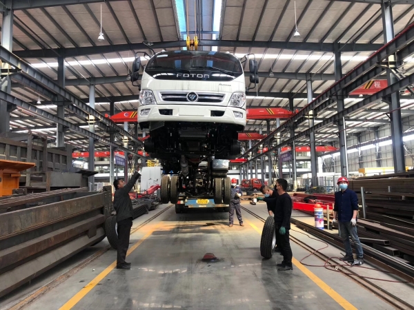 100 units of small 3m3 fuel tank truck under production by Chengli