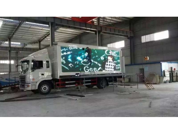 What cause the cylinder pressure of the engine of the LED advertising car to drop?