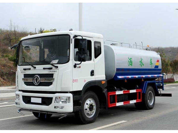 How should  a novice operate a water sprinkler truck correctly?