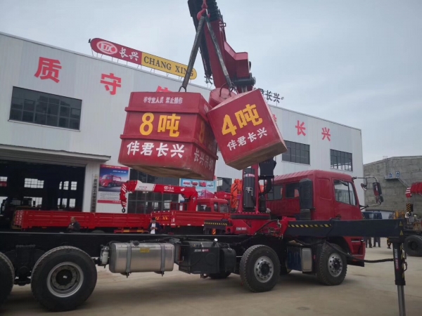 The difference between aerial platform and crane truck