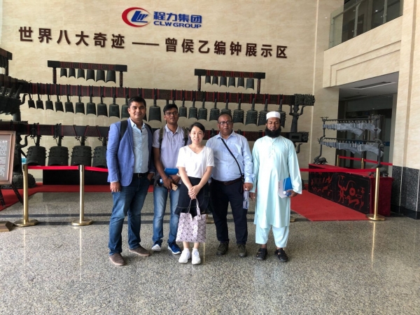 Bangladesh customer visit Chengli vacuum sewer suction truck factory