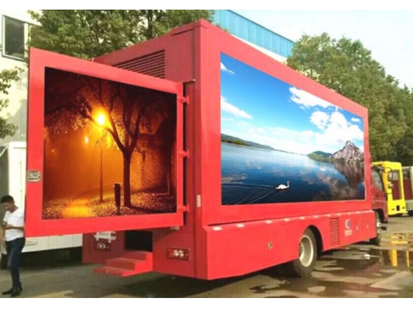 Middle Eastern customers come to the chengli factory for inspection of LED vechilces