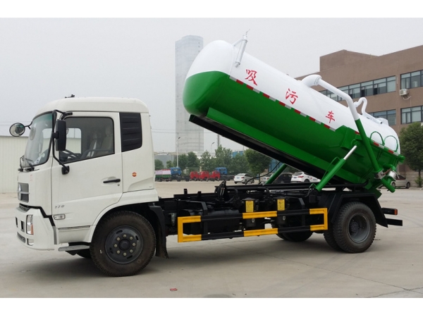 Can the engine of sewer suction truck be flushed with water?